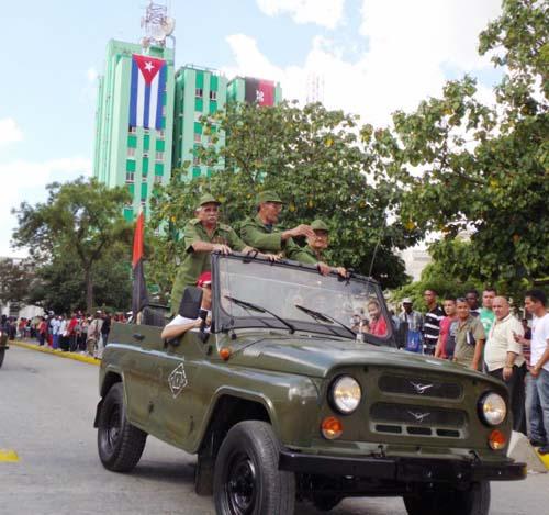 El capitán (r), Julio López, primero de izquierda a derecha, tuvo el honor de realizar la Caravana de la Libertad junto a Fidel. 
