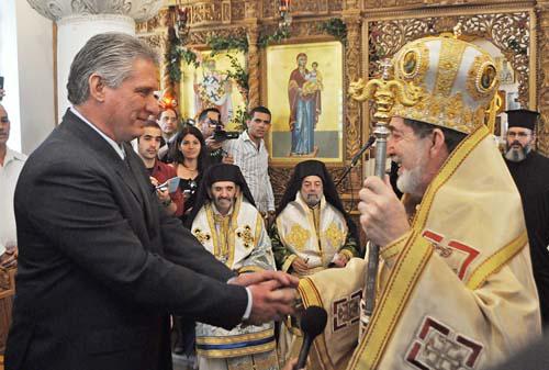 Miguel Díaz–Canel agradece al metropolita Athenagoras de México, Exarca de Centroamérica, Cuba y las islas del Caribe. 