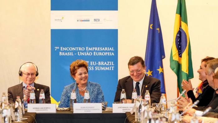 La mandataria brasileña, Dilma Rousseff junto a Herman Van Rompuy, presidente del Consejo Europeo (izquierda) y José Manuel Barroso, titular de la Comisión Europea. 