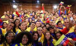 jovenes apoyan a Maduro