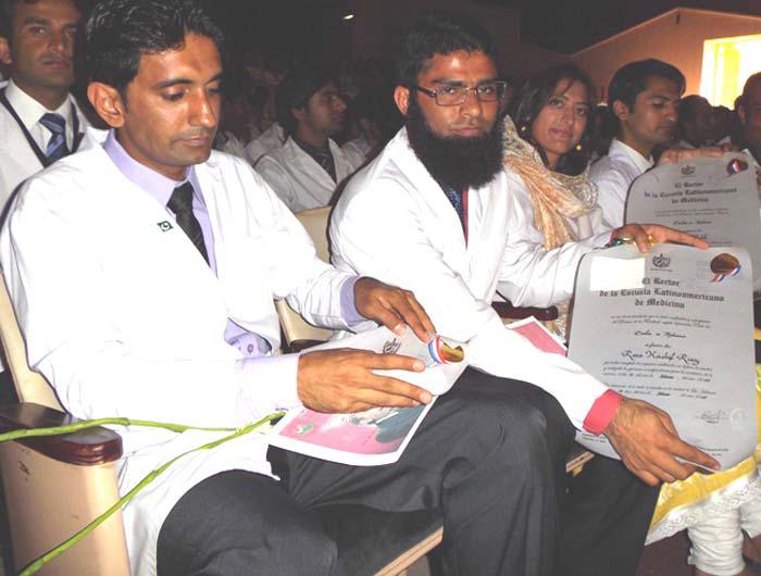 Jóvenes  pakistaníes enseñan su titulo