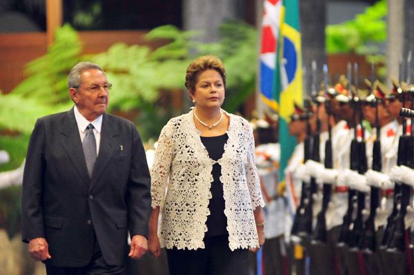 Recibe Raúl Castro Rúz Psdt de los consejos de estados y ministros a Irma Rousseff psta de Brasil