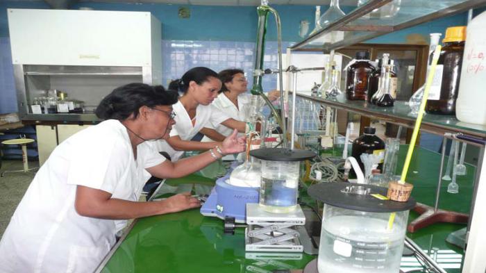 Mujeres trabajando en un laboratorio.