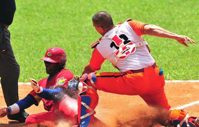 Dos peloteros durante una jugada.