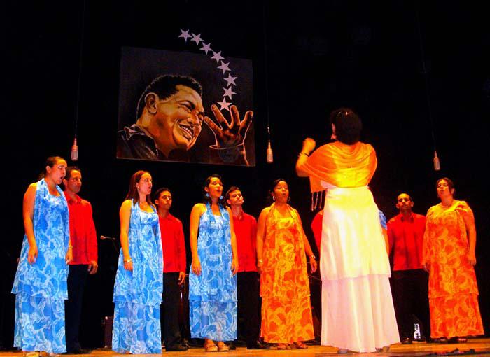 Conductora dirigiendo a un coro.