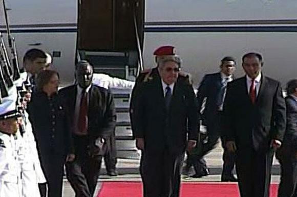 Raúl Castro y al fondo el avión en el que viajó a Caracas.