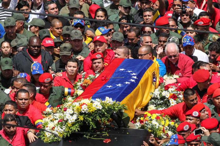 Ultimo recorrido por las calles de Caracas del Presidente de la republica Hugo Chavez Frias por la Av. San Martin, Fallecimiento de Hugo Chavez. Foto carlos Eduardo Ramirez