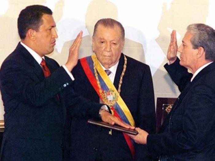 Asume su primer mandato presidencial el 2 de febrero de 1999