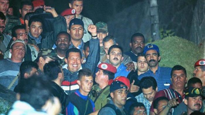 Asume su primer mandato presidencial el 2 de febrero de 1999
