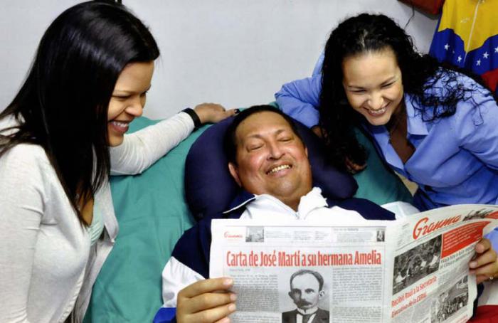 Su última foto pública conocida. Un Chávez sonriente acompañado por dos de sus hijas en La Habana. En sus manos una edición de nuestro diario. 