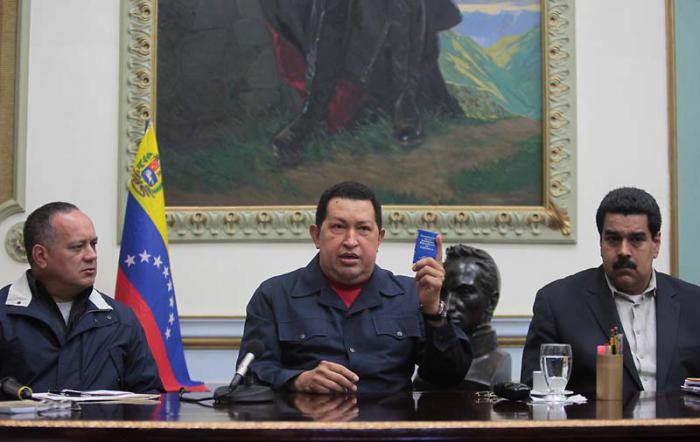 Junto al presidente de la Asamblea Nacional, Diosdado Cabello y con el entonces vicepresidente de la República, Nicolás Maduro, el 8 de diciembre del 2012, poco antes de partir a La Habana para realizarse una nueva intervención médica.