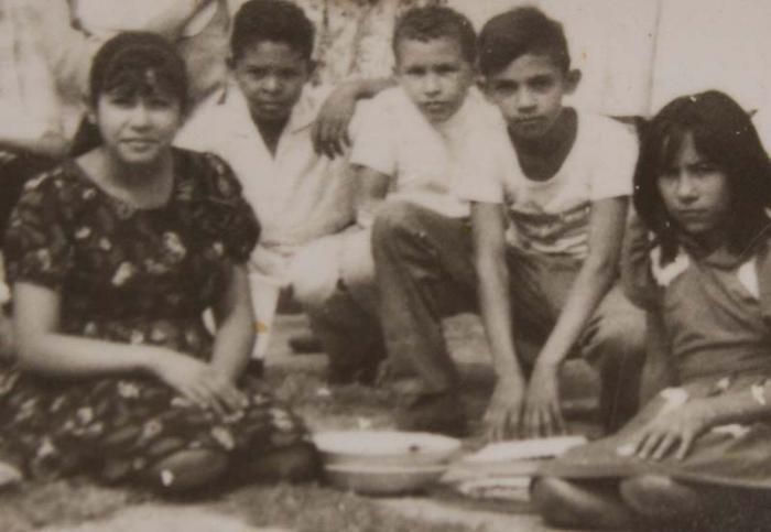 Hugo Rafael Chávez Frías (al centro de la foto) nació en Barinas el 28 de julio de 1954. Este llanero venezolano soñaba con ser pelotero o pintor. Sus raíces humildes sembraron la semilla de quien sería uno de los hombres más carismáticos de la historia reciente. De niño vendió dulces típicos venezolanos, llamados “arañas”, por lo que era conocido como el “arañero”.