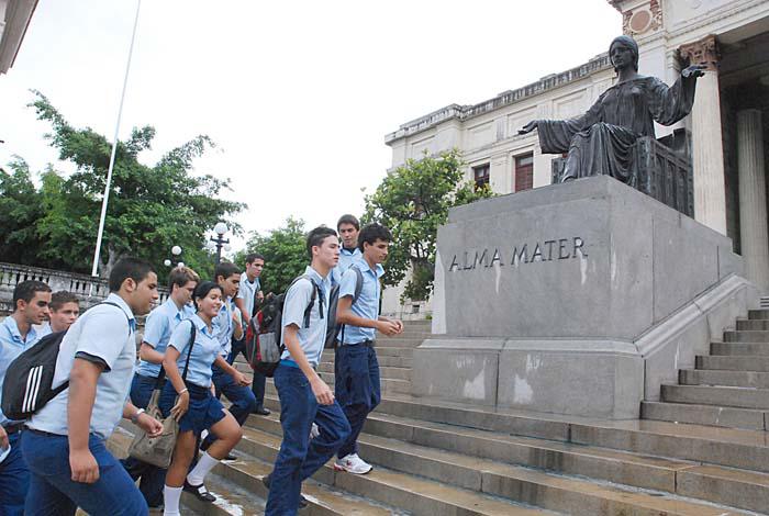 Jovenes uniformados subiendo la escalinata de la Universidad a unos pasos del Alma Mater.