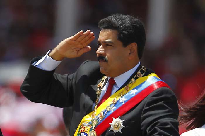 Nicolás Maduro saludando en el desfile.