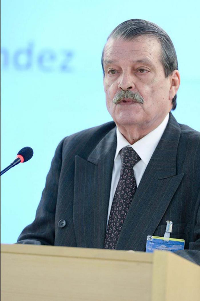 Abelardo Moreno hablando.