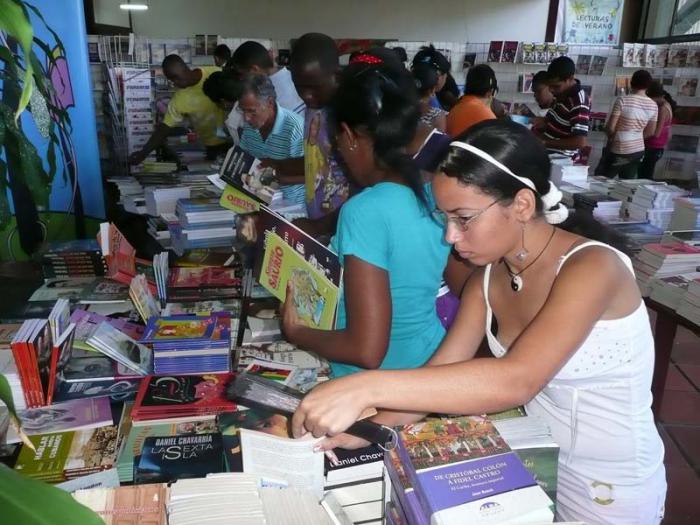 Muchas personas viendo y leyendo libros.