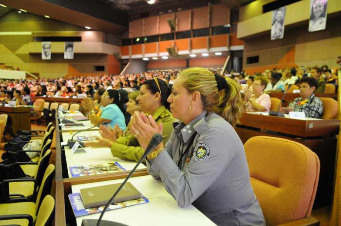 Mujeres sentadas aplauden.