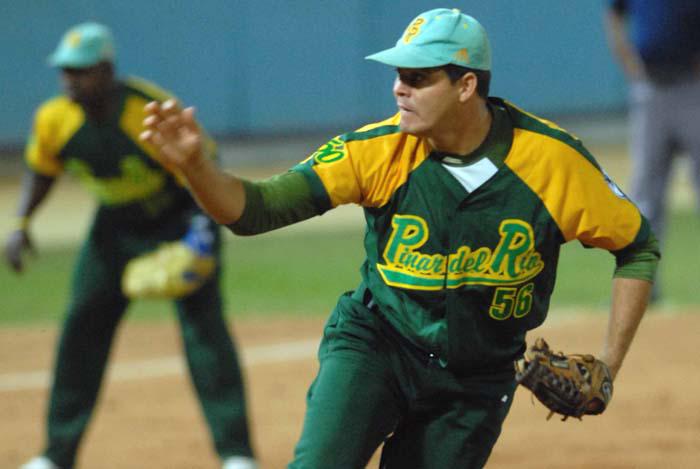 Jugador del equipo de béisbol de Pinar del Río durante una jugada.