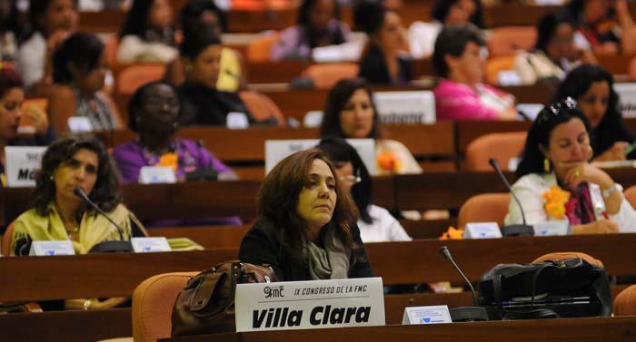 Varias delegadas al Congreso de la FMC, la primera que se ve tiene un letrero que dice Villa Clara.