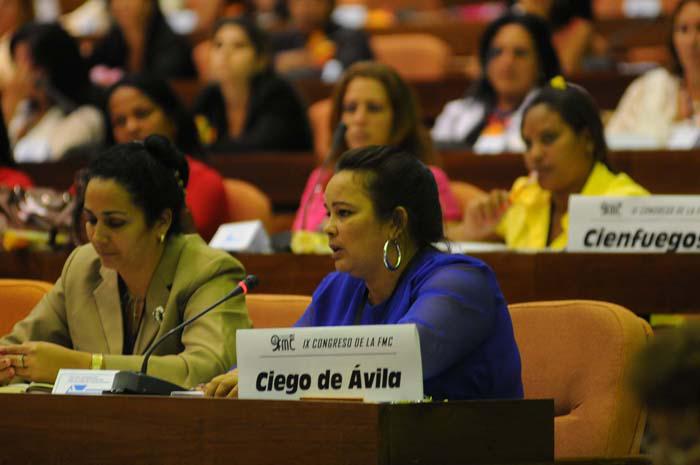 Varias delegadas al Congreso de la FMC, se observan las de Ciego de Ávila y Cienfuegos.