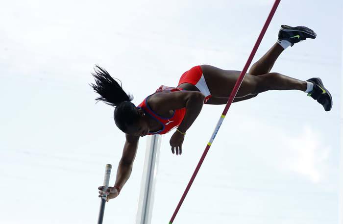 Atleta realizando un salto con pértiga.
