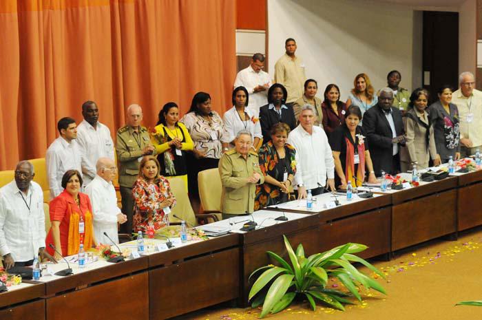 Raúl Castro y otros dirigentes parados en la clausura del IX Congreso de la FMC.