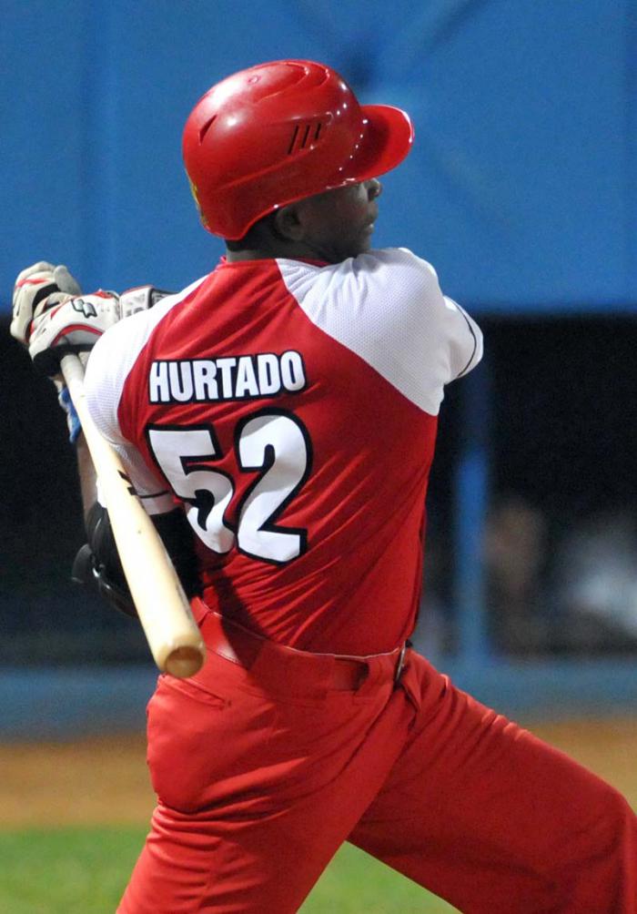 Hurtado bateando.