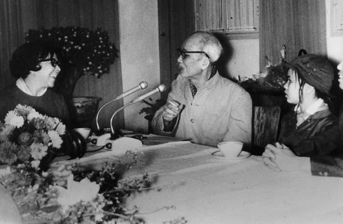 Melba Hernández charla con Ho Chi Minh y al lado de este un niño.