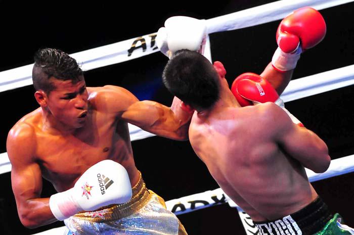 Dos boxeadores peleando en un ring.