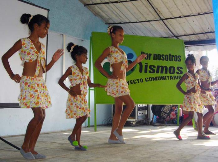 El proyecto ha develado una verdadera “mina cultural” en las comunidades. Niñas bailando en un escenario