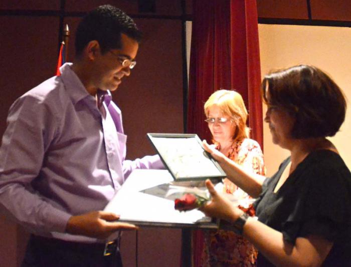 La vicepresidenta de la UPEC, Belkis Pérez Cruz , entrega el premio Juan Gualberto Gómez en televisión a Abdiel Bermúdez Bermúdez .