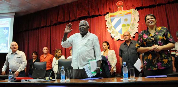 Esteban Lazo Hernández, presidente de la Asamblea Nacional del Poder Popular, acompañado de Mercedes López Acea, primera secretaria del Partido en la capital y vicepresidenta del Consejo de Estado, ambos miembros del Buró Político y Marta Hernández, presidenta del Gobierno en la provincia, recorrió varios puntos de la capital donde se acometen inversiones.
Después del recorrido por las obras, en el centro de convenciones de Cojimar, la comitiva tuvo un intercambio de trabajo con dirigentes de gobierno a distintos niveles y empresariales, así como presidentes de consejos populares invitados y viceministros de los distintos ministerios.
Presente también el general de división Ulises Rosales del Toro, vicepresidente del Consejo de Ministros y segundo jefe del grupo gubernamental de apoyo a la capital, y representantes de la secretaria del Consejo de Ministros.