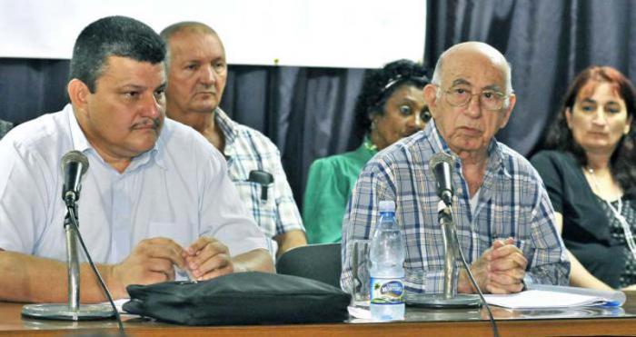 José Ramón Machado Ventura, Segundo Secretario del Comité Central del Partido, junto a Rafael Ramón Santiesteban Pozo (izquierda) nuevo presidente de la Asociación Nacional de Agricultores Pequeños. foto: josé m. correa