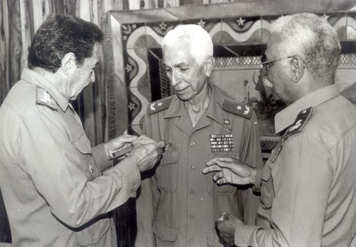 Raúl Castro en el ascenso a General del Héroe de la República de Cuba Enrique Carrera