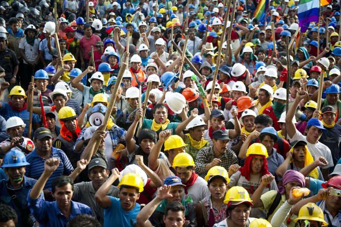Momentos de la huelga de mineros en Perú.  
