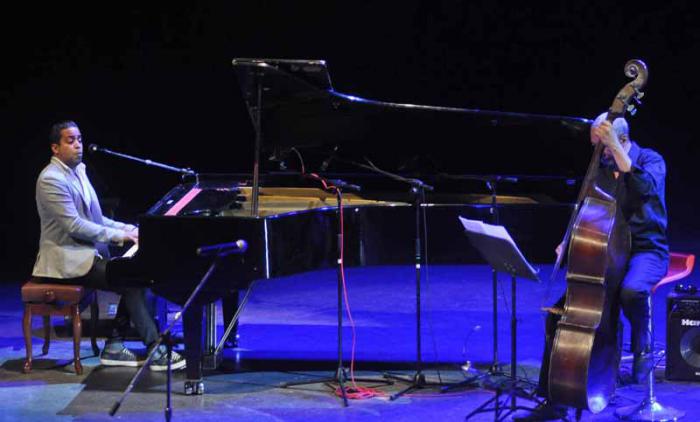 El pianista cubano Cururucho Baldés en el Teatro Mella. La Habana, Cuba.