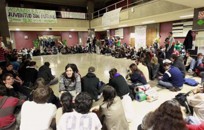 Los alumnos de esta Universidad celebraron una asamblea para organizar acciones en señal de protesta por las detenciones.
