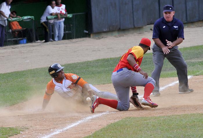 Cuarto juego entre Matanzas y Villaclara efectuado en el Augusto Cesar Sandino.
Fotos.Alberto Borrego Avila