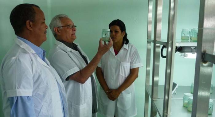 El  Ministro de Educación Superior (al centro), junto a Alberto Turro Breff, rector de la Universidad de Guantánamo, y  Yulién Miguélez Sierra, jefa del laboratorio. Inauguran laboratorio de 
biotecnología vegetal