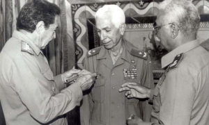 Raúl Castro en el ascenso a General del Héroe de la República de Cuba Enrique Ca