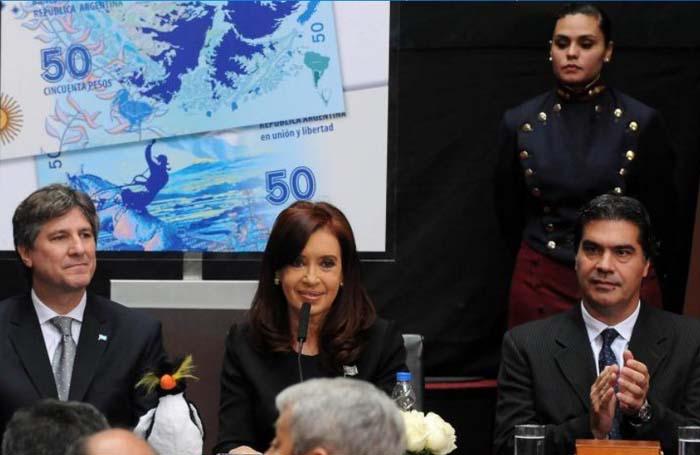 La jefa de Estado presentó el boceto de un nuevo billete de 50 pesos con el contorno de las Islas Malvinas. 