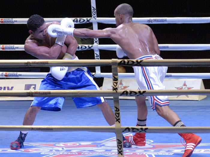 El monarca olímpico Roniel Iglesias (a la derecha) abatió al venezolano Maestre, bronce del orbe, por nocao. 
