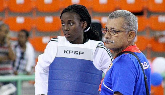 Ramón Arias aconseja a Lisbeilys Ferrán (+73 kg) previo al pleito decisivo.
