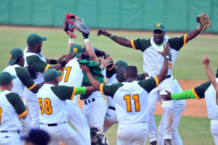 Play Off semi final entre los equipos de PR vs IND 7 do juego FINAL GANA PR y pasa a la final