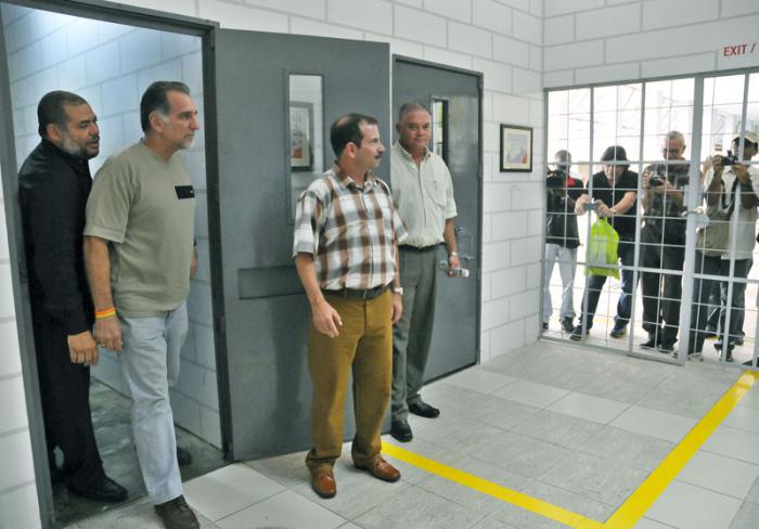 El Hueco instalaciòn sobre injusta prisiòn de los 5 Heroes durante 17 meses, creada por Kcho, Presentes en la inauguraciòn Miguel Dìaz Canel Bermudez Vicepresidente del Consejo de Estado