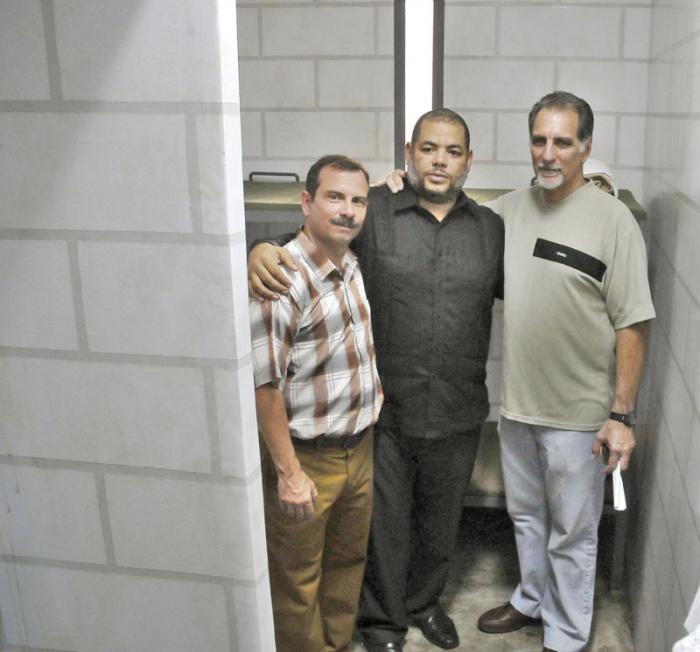 El Hueco instalaciòn sobre injusta prisiòn de los 5 Heroes durante 17 meses, creada por Kcho, Presentes en la inauguraciòn Miguel Dìaz Canel Bermudez Vicepresidente del Consejo de Estado
