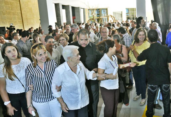 El Hueco instalaciòn sobre injusta prisiòn de los 5 Heroes durante 17 meses, creada por Kcho, Presentes en la inauguraciòn Miguel Dìaz Canel Bermudez Vicepresidente del Consejo de Estado