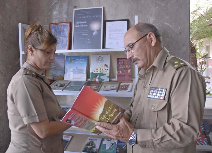 Coronel Jorge Galban Blanco director de la revista Verde Olivo y la mayor Beronica Cruz