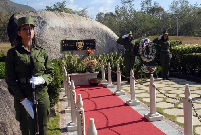 Ante la piedra que atesora sus cenizas, recibió Vilma el homenaje.
