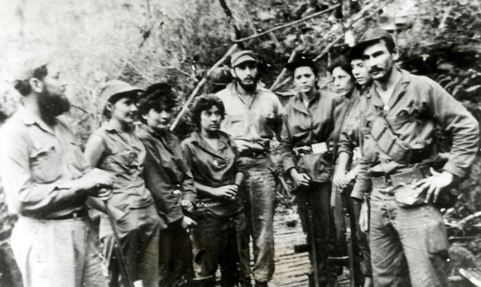 En la Comandancia de La Plata, pricipios de oct/58. De izq. derecha, Paco Cabrera, Lola Feria, Edemis Tamayo, Deisa (Teté) Puebla, Fidel, Isabel Rielo, Celia, Lilia Rielo y Eddy Suñol. Pelotón Femenino Las Marianas.